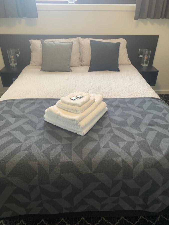 Queens Arms Hotel Longford エクステリア 写真