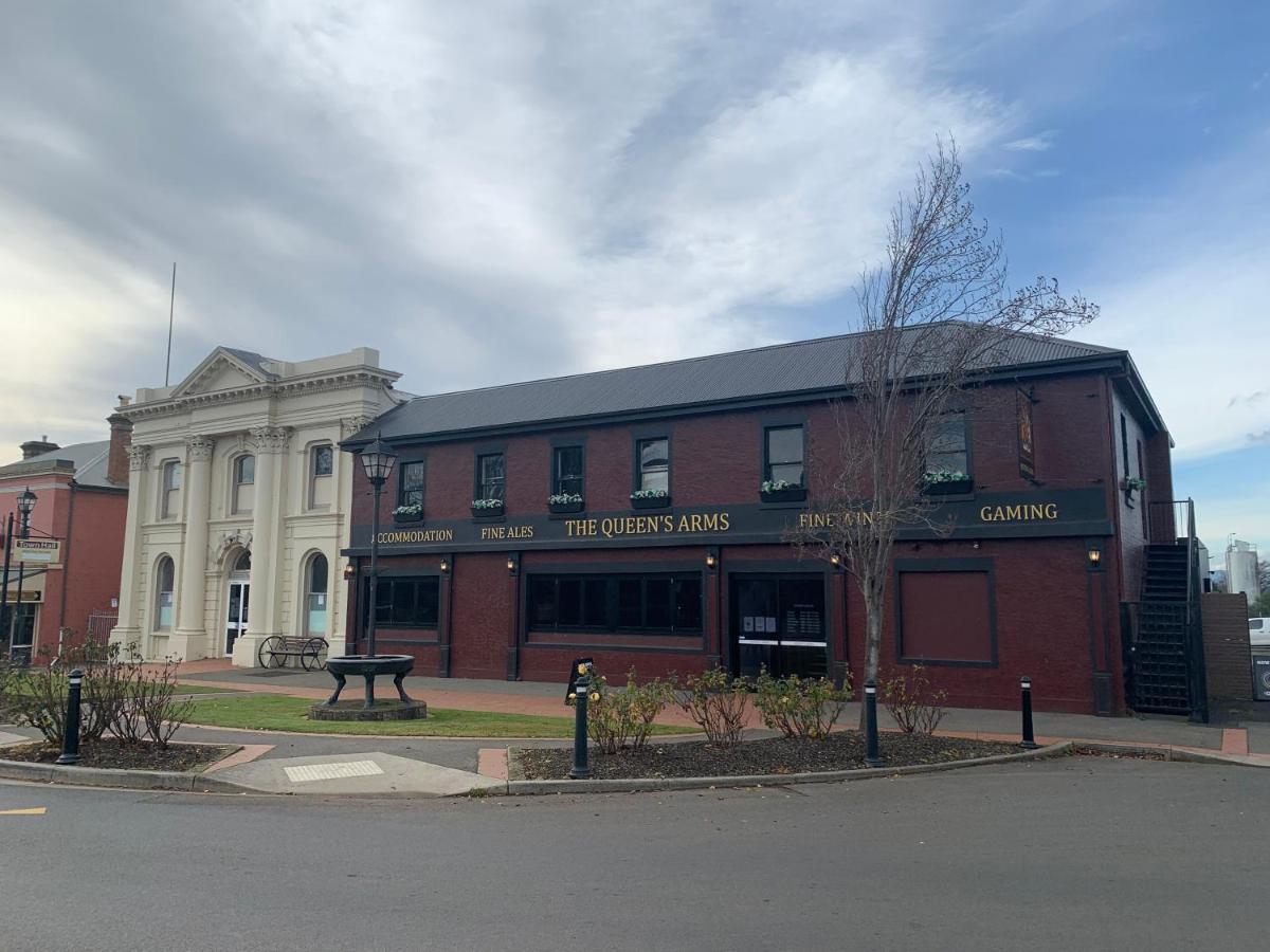 Queens Arms Hotel Longford エクステリア 写真