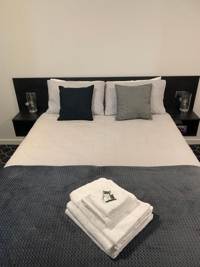 Queens Arms Hotel Longford エクステリア 写真