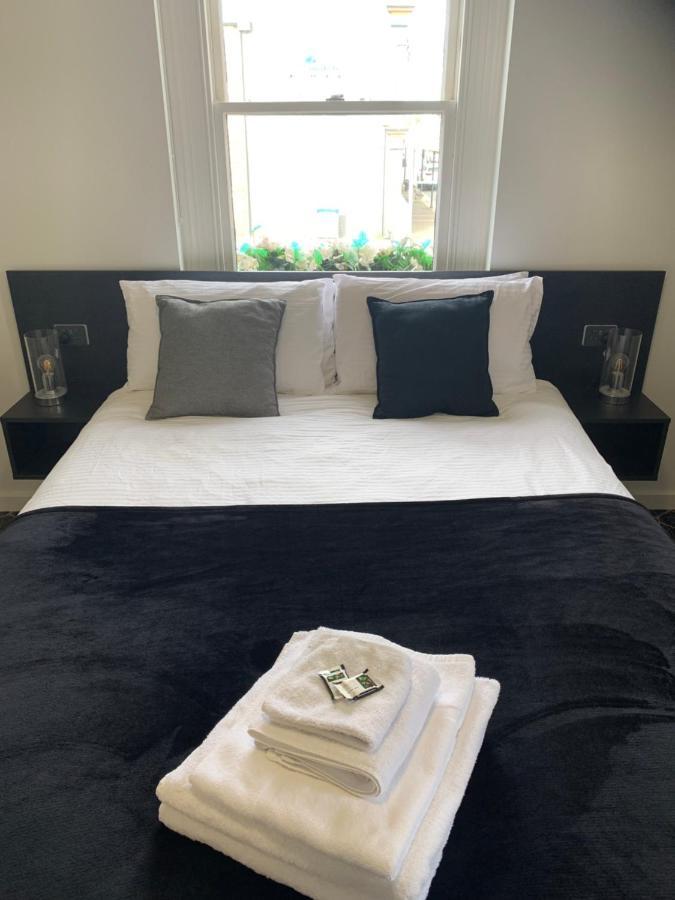 Queens Arms Hotel Longford エクステリア 写真